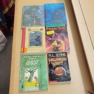4 Ghost paperbooks 2 hardcover Ghost books